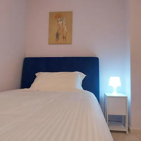 Lungofiume ゲストハウス 4*